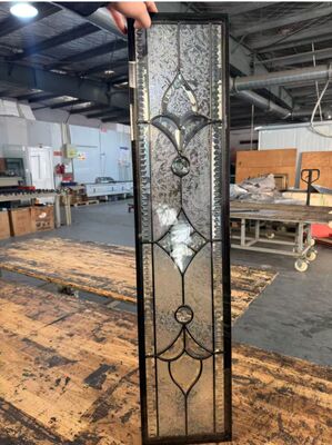 Προσαρμόσιμο ένθετο γυάλινης πόρτας σχεδιασμένο για να ταιριάζει σε διάφορα στυλ πορτών, προσφέροντας κομψότητα και βελτιωμένη ορατότητα